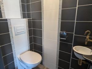 Maisons de vacances Gite spacieux, confort moderne, jardin paisible - FR-1-589-695 : photos des chambres