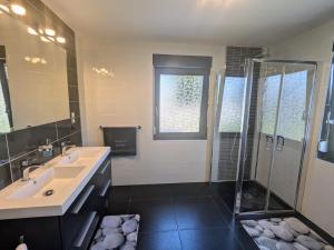 Maisons de vacances Gite spacieux, confort moderne, jardin paisible - FR-1-589-695 : photos des chambres