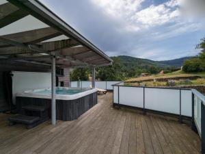 Maisons de vacances Villa spacieuse avec spa et billard, WiFi, parking prive - FR-1-589-698 : photos des chambres