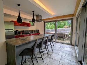 Maisons de vacances Villa spacieuse avec spa et billard, WiFi, parking prive - FR-1-589-698 : photos des chambres