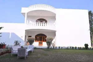 Paradise Island - Derā Nānak