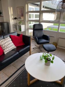 Skønt sommerhus nær dejlig strand og natur i Skovby på Sydals