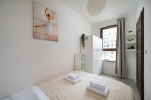 Wola Jana Kazimierza Stylish Apartment by BookingHost