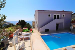 Cozy Sea View House with Pool