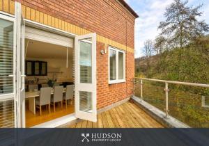 Ironbridge Townhouse with Roof Terrace and Parking