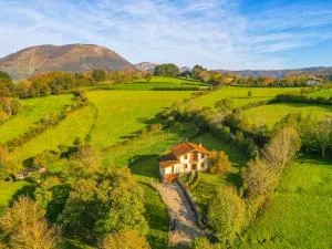 Casa Toki Eder, espaciosa casa rural para familias y amigos con vistas al valle - Baliarrain