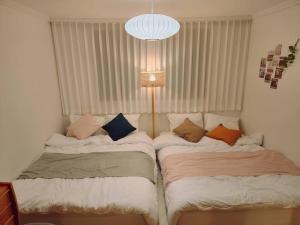 2BR House with 3 Queen Beds for 6, 5-Minute Walk to Mapo Station