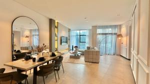 2BR with Extra-Large Balcony Canal & Burj Views by Vibel