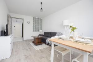 Bright Apartament Warsaw Wola Ideal for Remote Work by Noclegi Renters