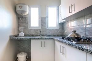 Elegant Apartment Steps from Attractions