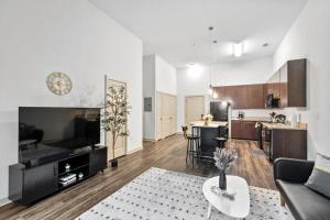 1BR Getaway with Pool View in Birmingham