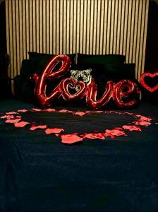 Love room avec Jacuzzi by Villa Queen Marseille