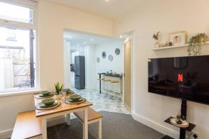 Cedar House - Air Host & Stay