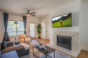 Bliss KingBed Golf Pickleball Pool Hot Tub Parkng