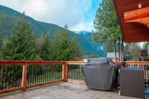 Douglas Fir Retreat, Mtn Views and Expansive Deck - Sunshine Valley