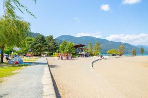 Echo Beach, 2 Bed, Lake View and Walkable to Beach