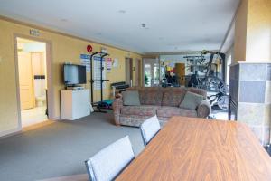 Echo Beach, 2 Bed, Lake View and Walkable to Beach