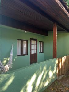 Espaço com Apartamentos Rústicos em Terreno Arborizado, Vaga de Garagem, Ar Condicionado, WiFi