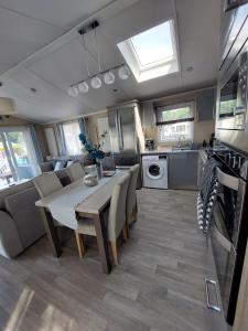 Tulip Lodge at Oakdene - Passes included free!