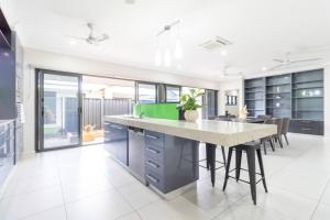 Big & Breezy House Mins To Beach, Hospital & Uni
