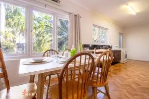 The Barra Retro 3 Bed Unit Walk To Foreshore - 卡苏阿利纳