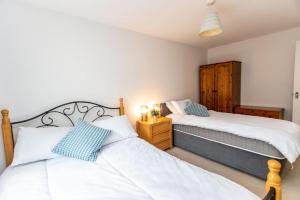 Florey Court, Long Stays Disc, Sleeps 6 in 2 Bedrooms, Parking