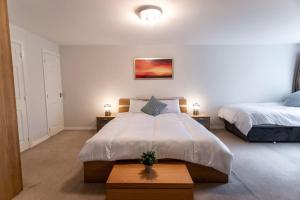 Florey Court, Long Stays Disc, Sleeps 6 in 2 Bedrooms, Parking