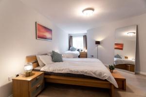 Florey Court, Long Stays Disc, Sleeps 6 in 2 Bedrooms, Parking