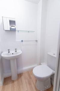 Florey Court, Long Stays Disc, Sleeps 6 in 2 Bedrooms, Parking