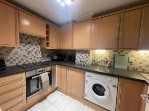 4 Bradford Old Town Swindon, 2 Bedroom, Sleeps 5, Free Secure Parking, Wifi, Long Stay Disc