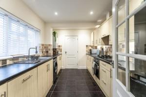 Deacon Street-3 Bedroom, Sleeps 7, Long Stay Disc, Parking