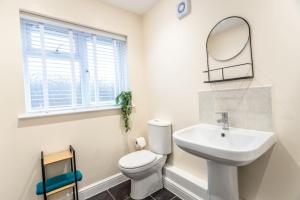 Deacon Street-3 Bedroom, Sleeps 7, Long Stay Disc, Parking