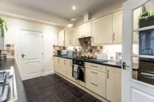 Deacon Street-3 Bedroom, Sleeps 7, Long Stay Disc, Parking