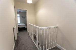Deacon Street-3 Bedroom, Sleeps 7, Long Stay Disc, Parking