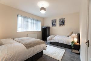 Deacon Street-3 Bedroom, Sleeps 7, Long Stay Disc, Parking