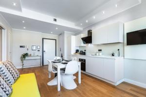 Moderno Attico con Vista Panoramica e Piscina