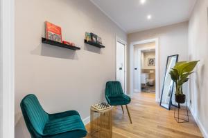 Moderno Attico con Vista Panoramica e Piscina