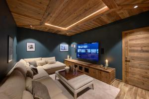 ULTIMATE Les Gets Luxury - Above the Clouds with Sauna, Pool etc - Mansion Ensolielle for 15