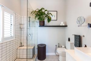 Home for 8 in central Green Point