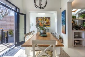 Home for 8 in central Green Point