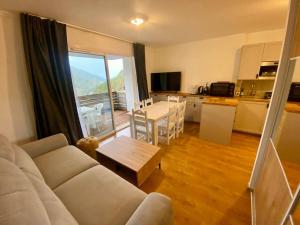Appartements T2 cosy, vue montagne et village : photos des chambres