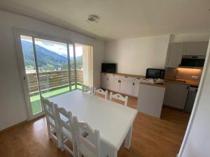 Appartements T2 cosy, vue montagne et village : photos des chambres