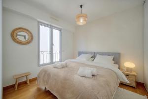 Beau 2 chambres TERRASSE, COEUR DU SUQUET-entre Port et Plages A2B238