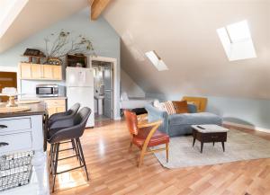 Bluebird Day - Pine Hideaway