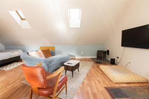 Bluebird Day - Pine Hideaway