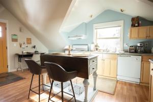 Bluebird Day - Pine Hideaway