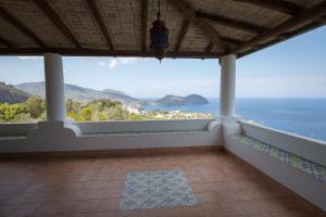 Sealight Villa Lipari - Vista e Piscina