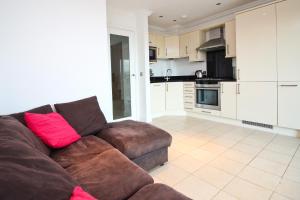 SEA VIEWS, beachside apartment with balcony