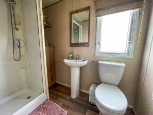 CaravanSleeps8-HotTub-FirePlace-Garden-Patio