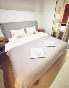 Minimal 2bd apartment in Thisio